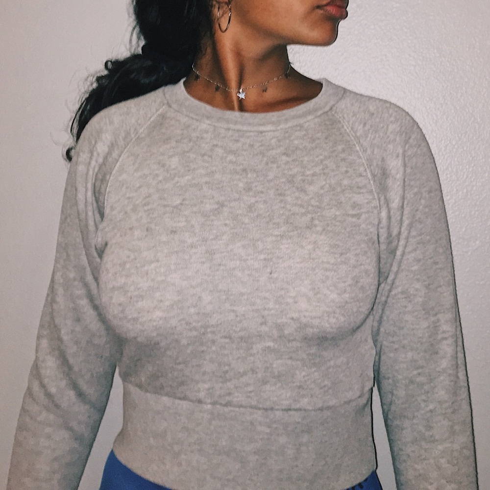 cute light gray cropped sweatshirt!!